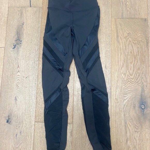 Alo leggings XS - Picture 2 of 3